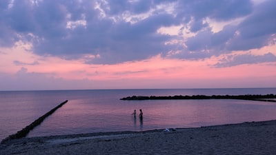 一对夫妇白天站在海边